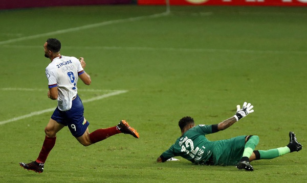 Equipe de Mano Menezes precisava de dois gols de vantagem e fez 4 a 0
