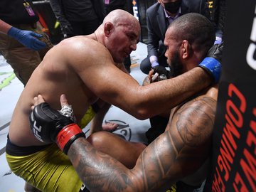 Glover Teixeira engata quinta vitória consecutiva e se aproxima de chance pelo cinturão em confronto eletrizante