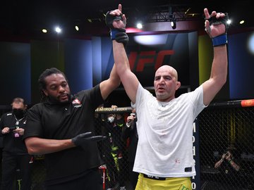 Glover Teixeira venceu Thiago Marreta por finalização no terceiro round