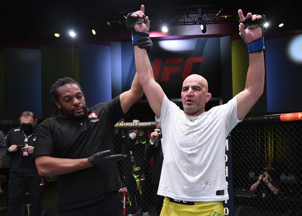 Glover Teixeira venceu Thiago Marreta por finalização no terceiro round