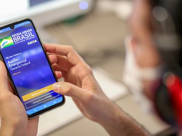 Auxílio emergencial termina nesta terça em meio à segunda onda e sem data de vacinação