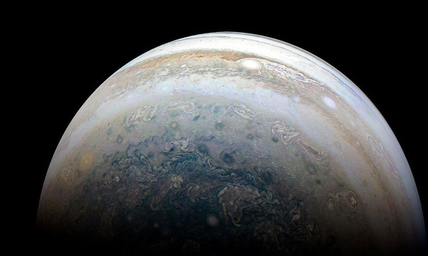 É a proximidade entre Júpiter e Saturno, parecendo um planeta duplo