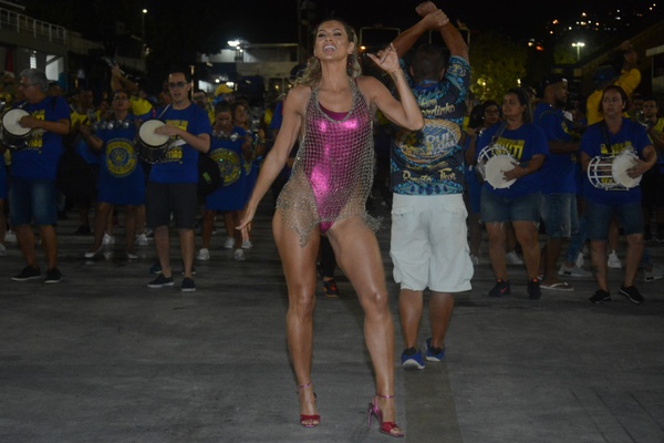 Apresentadora mostrou o corpão na Sapucaí, no Rio de Janeiro