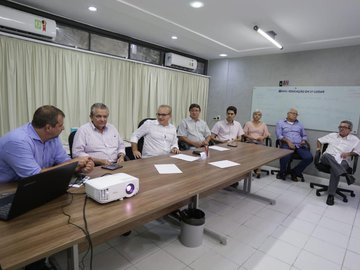 Firmino Filho estuda implantação de ônibus elétricos em Teresina