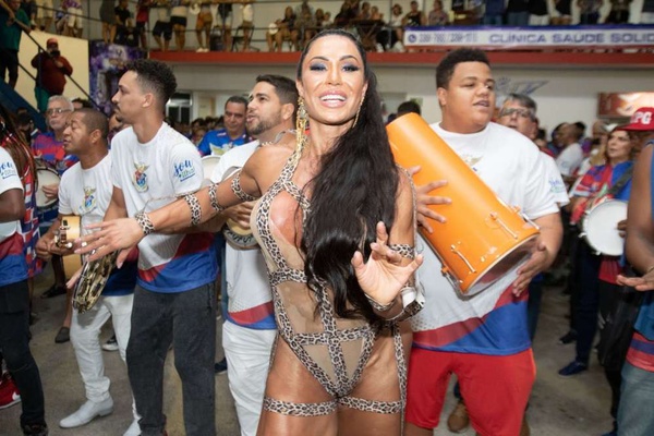 Gracyanne Barbosa aparece com maiô nude em noite de samba