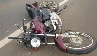 Motociclista fica em estado grave após colisão entre moto e carro