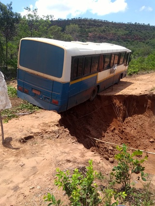Motorista pula por janela e ônibus quase cai em cratera no Sul do Piauí