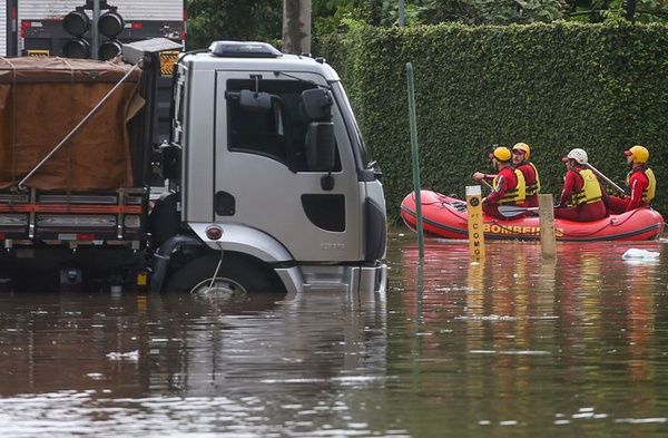 Para especialista, é preciso pensar formas da cidade absorver chuvas