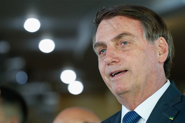Brasileiro mergulha no esgoto e não acontece nada, diz Bolsonaro