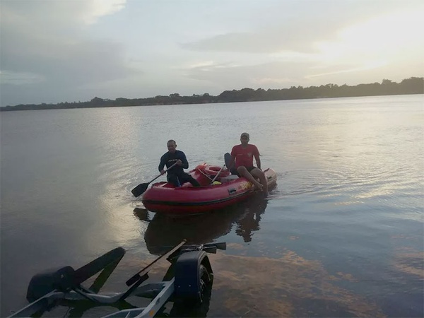 Corpo de idoso aparece boiando em lagoa em Parnaíba e Bombeiros resgatam