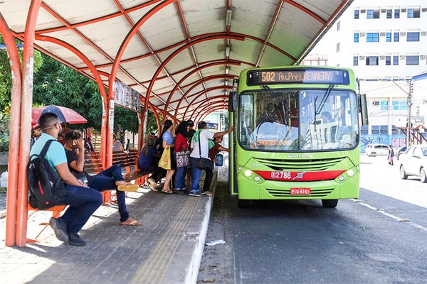 FIQUE EM CASA: decreto mantém frota mínima de ônibus e suspende gratuidade de idoso