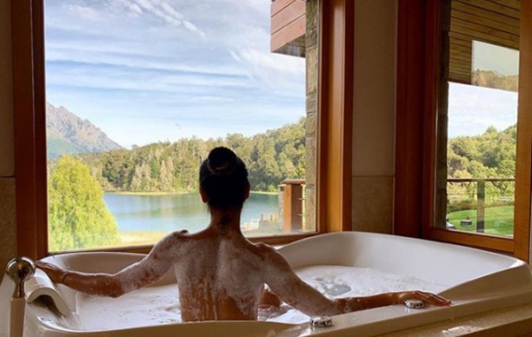 Mayra Cardi posa nua na banheira em local paradisíaco