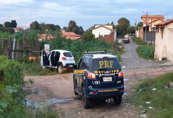 O carro havia sido tomado de assalto e contra o acusado existia um mandado de prisão em aberto