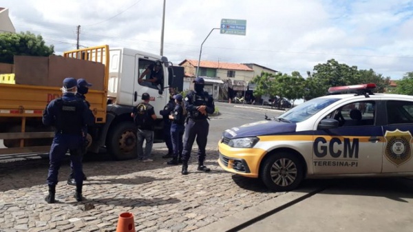 O decreto municipal determina a suspensão do funcionamento de todos os estabelecimentos comerciais, de serviços e industriais, bem como as atividades da construção civil