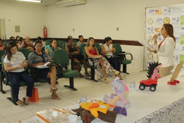 Pais de alunos atendidos pelo CMAM participam de palestra sobre educação dos filhos