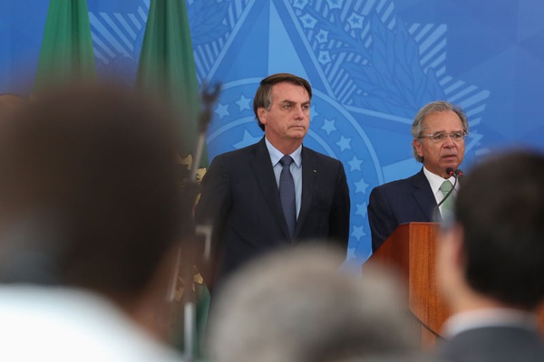 Bolsonaro sanciona auxílio de R$ 600 para trabalhadores informais
