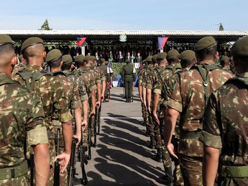 Bolsonaro diz que militares que receberam auxílio emergencial serão punidos