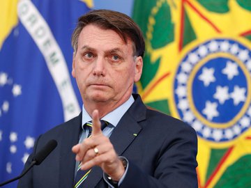 Bolsonaro veta aumento para servidores até o fim de 2021