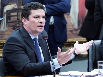 Moro diz que se negou a ser papagaio e que Bolsonaro é negacionista sobre coronavírus