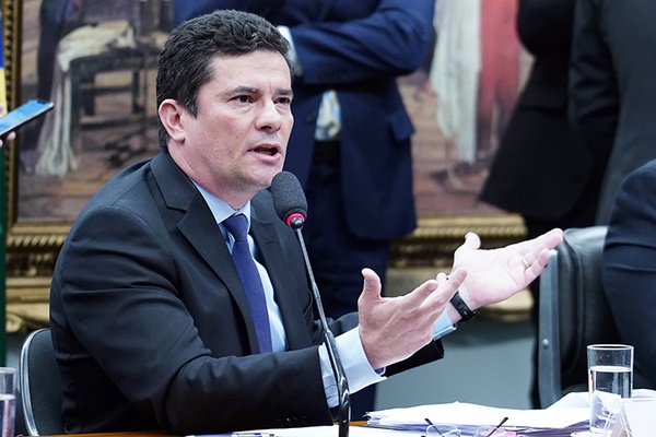 Moro diz que se negou a ser papagaio e que Bolsonaro é negacionista sobre coronavírus