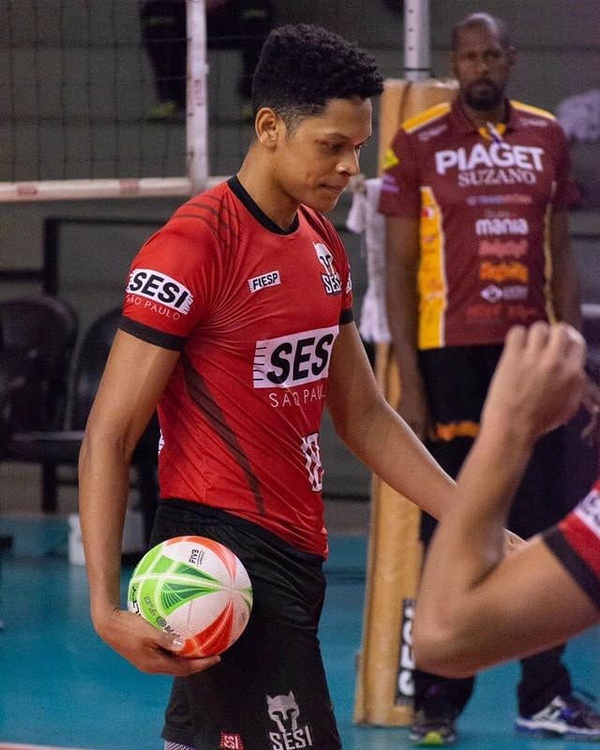 Revelação do vôlei sonha com seleção brasileira: