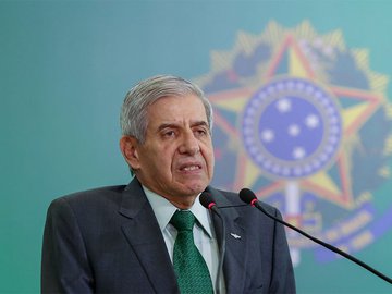 52% dos brasileiros são contra presença de militares no governo, aponta Datafolha