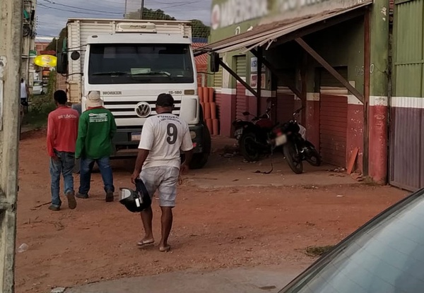 Dupla faz arrastão em Madereira e tranca funcionários em sala