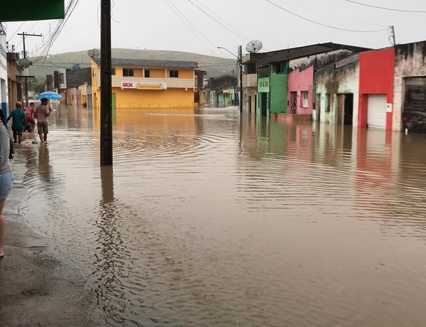 Mais de mil pessoas precisaram ser retiradas das casas, segundo informou a Defesa Civil. Ainda não há informações de vítimas.