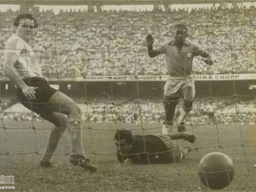 Pelé foi campeão no Maracanã pelo Santos e marcou o primeiro gol dele com a camisa da Seleção no estádio, em jogo pela Copa Roca de 1957.