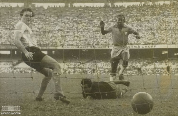 Pelé foi campeão no Maracanã pelo Santos e marcou o primeiro gol dele com a camisa da Seleção no estádio, em jogo pela Copa Roca de 1957.