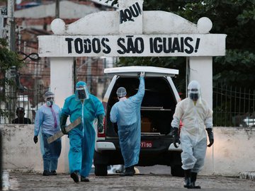 Vista dos coveiros se preparando para sepultamento de uma vitima do covid-19, no cemitério São João Batista, em Limoeiro, PE. Registro do final de maio de 2020