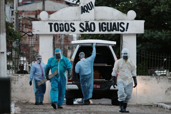 Vista dos coveiros se preparando para sepultamento de uma vitima do covid-19, no cemitério São João Batista, em Limoeiro, PE. Registro do final de maio de 2020
