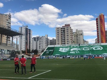 Funcionários do São Paulo aguardam definição do adiamento do jogo contra o Goiás no Estádio da Serrinha, em Goiânia