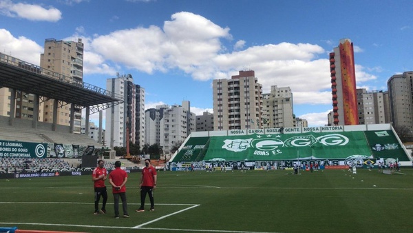 Funcionários do São Paulo aguardam definição do adiamento do jogo contra o Goiás no Estádio da Serrinha, em Goiânia