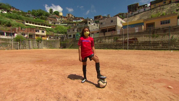 Larissa Vitória, mais conhecida como Lari Gol, ganhou as redes sociais e a atenção de referências no futebol ao publicar um vídeo sobre o bullying por querer ser atleta