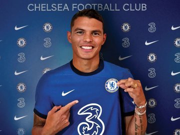 Thiago Silva é anunciado pelo Chelsea