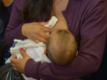 Uma delas é a pega correta do mamilo pelo bebê