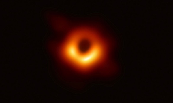 Alguns buracos negros capturam gás que chega na galáxia