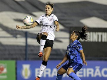 Vitória por 4 a 1 mantém Timão na cola do Santos, líder da competição