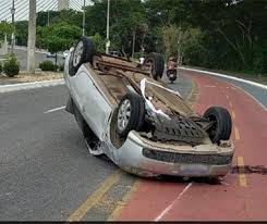Carro capota e motorista sai ileso do veículo com ajuda de populares na Raul Lopes