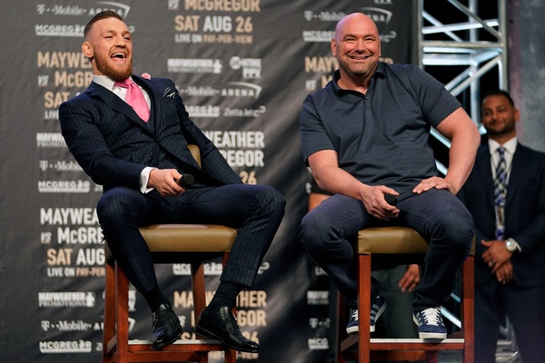 Conor McGregor e Dana White em 2017, em coletiva de imprensa para luta do irlandês contra Floyd Mayweather no boxe