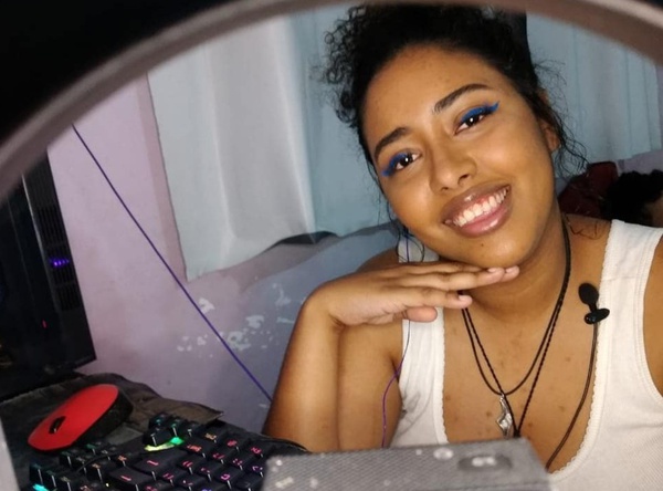 Jogadora de LoL e taróloga, Ana Beatriz
