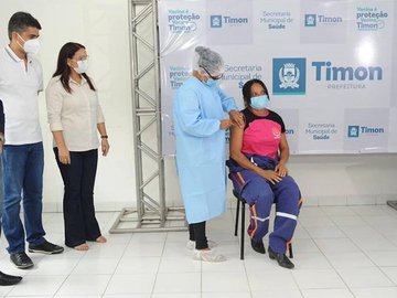 Técnica em enfermagem do Samu é a primeira vacinada contra Covid-19 em Timon