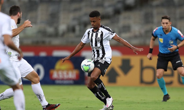 Venezuelano Savarino marca dois gols da vitória do Galo