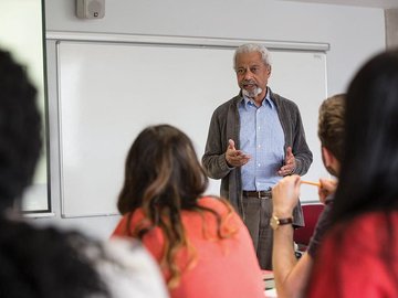 Abdulrazak Gurnah dando aulas na Universidade de Kent