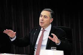 Barroso diz que afirmação de Bolsonaro que vincula vacinas à Aids é absurda