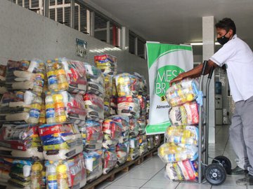 Empresa GFN doa 604 cestas de alimentos ao Mesa Brasil