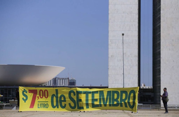 Faixa sobre7 de Setembro fazem alusão ao preço da gasolina