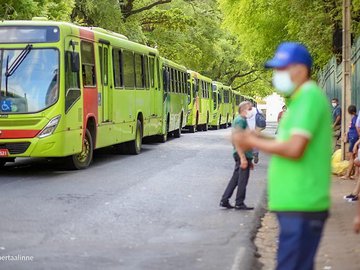 Motoristas de ônibus param atividades e falam em possibilidade de nova greve