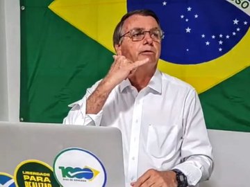 No ar sem saber, Bolsonaro dá “aula” de como receber propina